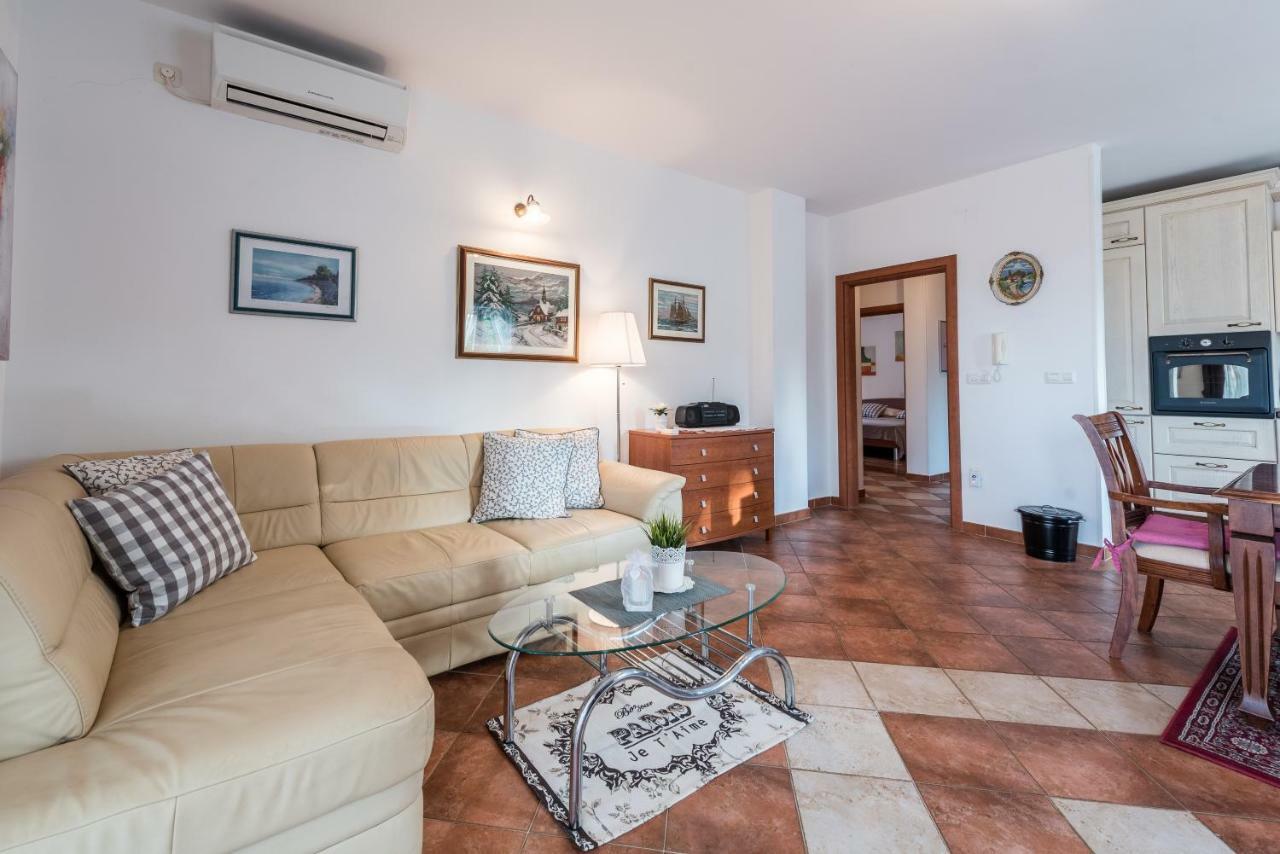Apartments Jelavic Sutomiscica Exterior photo